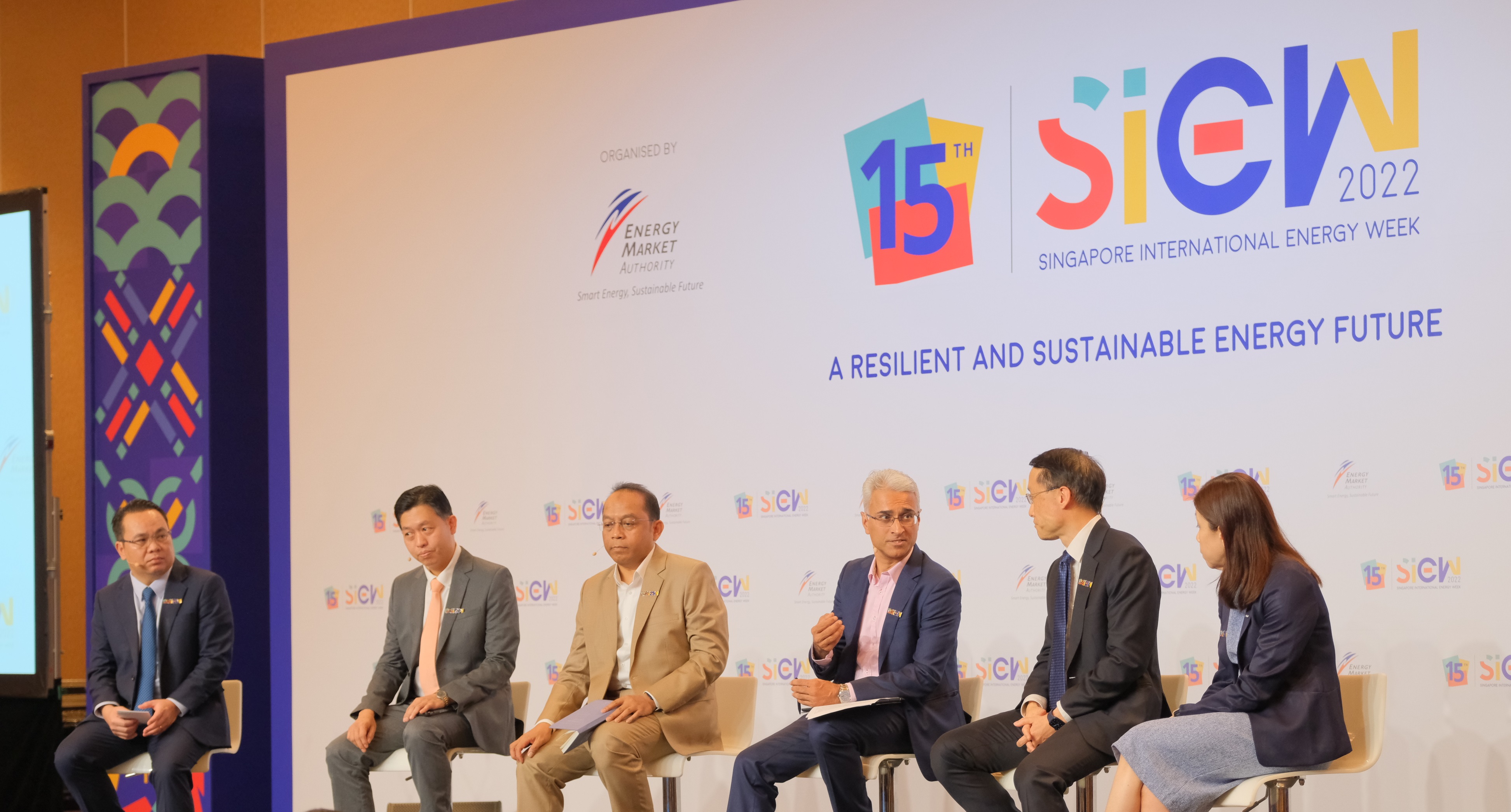 no83-landing-page-crop-the-audience-heads-away