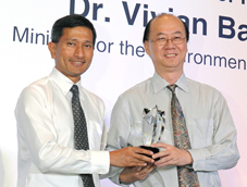 Dr Vivian Balakrisnan with Lee Chin Hoo