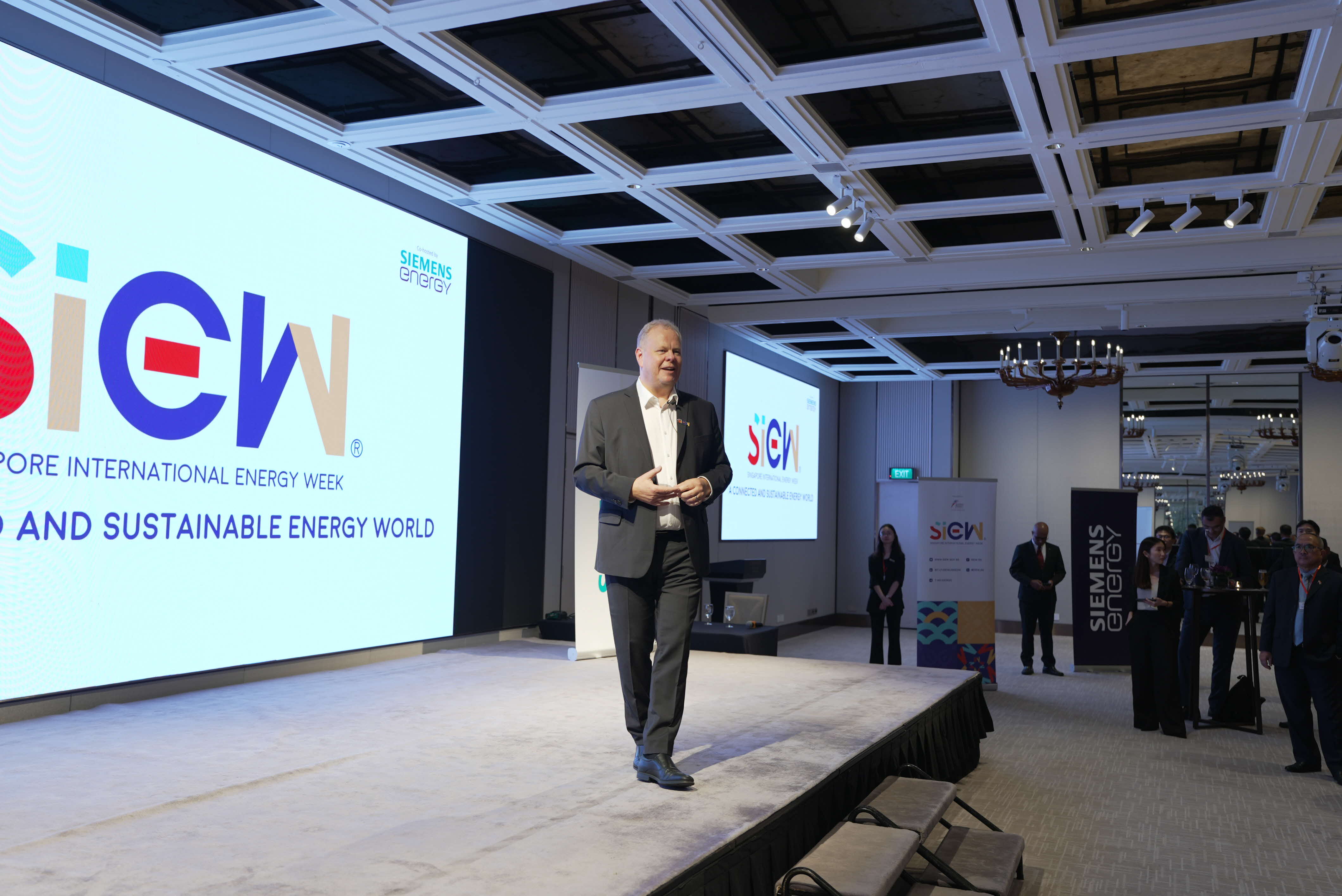 dsc00112-(siew-logo-cut)