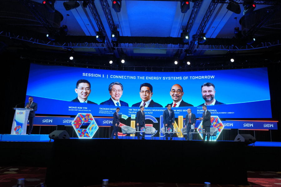Panellists at SIEW Summit Session 1 explored how governments and stakeholders can work together to support a secure and sustainable energy landscape