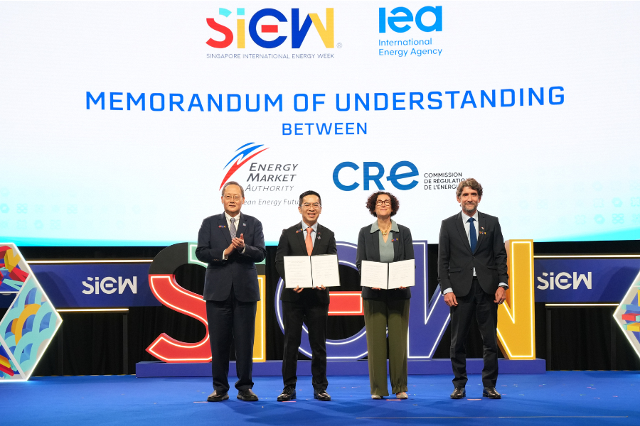 Senior leaders from the Singapore and French energy regulators signing a MOU during SIEW Summit Day 2