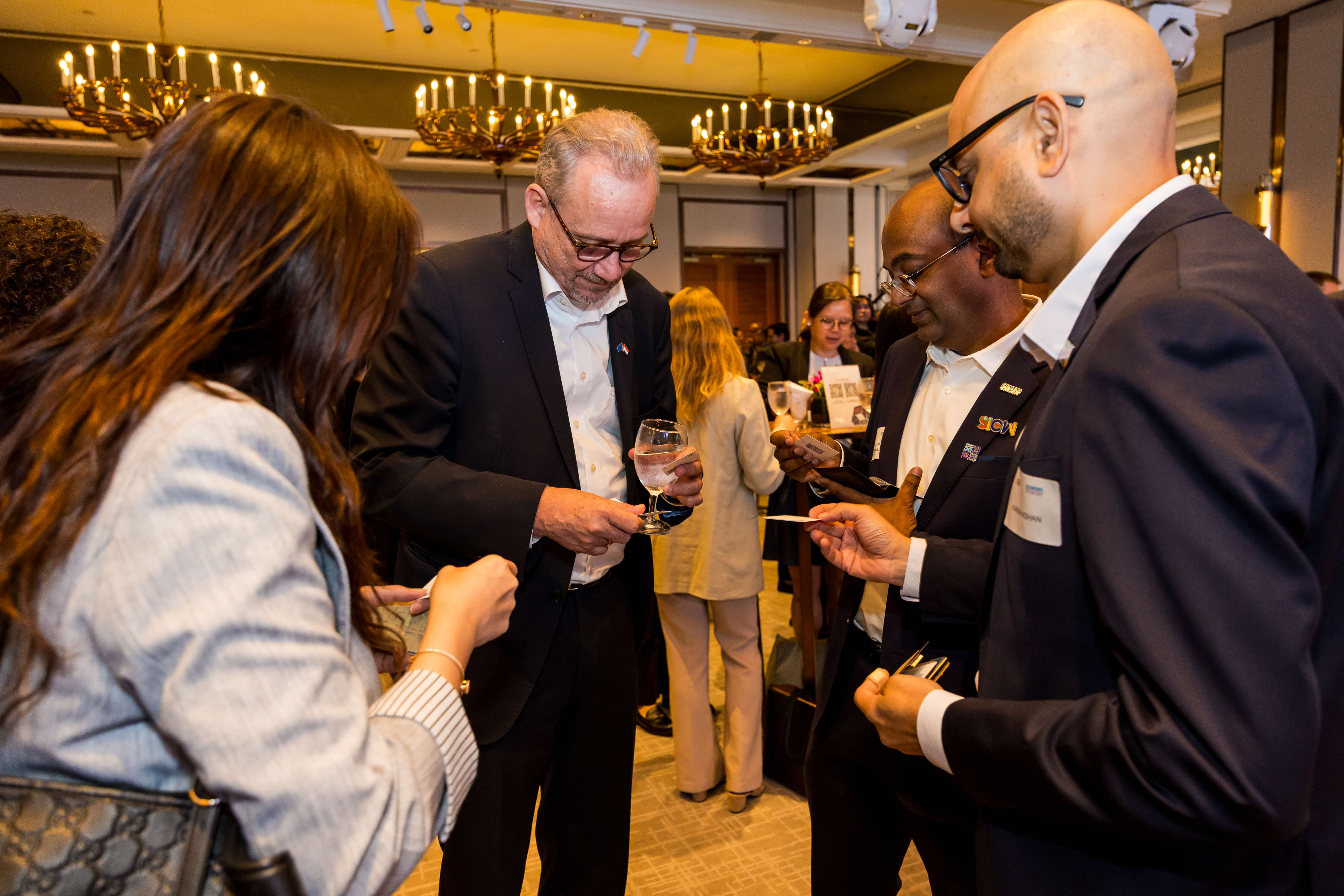 Guest and Speakers exchange namecards