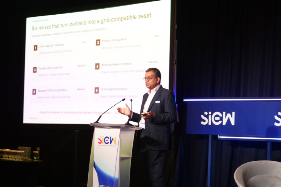 Samson Jeremiah Senior Director Design Delivery Equinix delivering the keynote during SIEW Thinktank Roundtable E