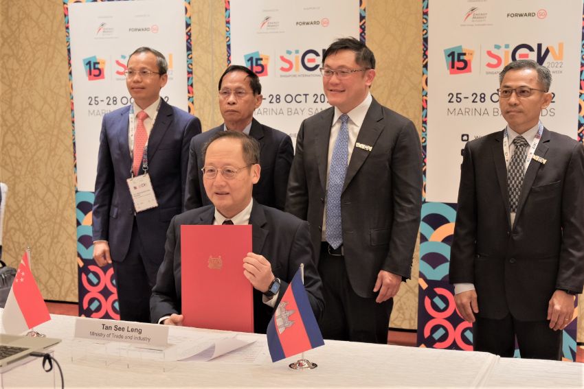 A group of people posing for a photo Description automatically generated with medium confidence