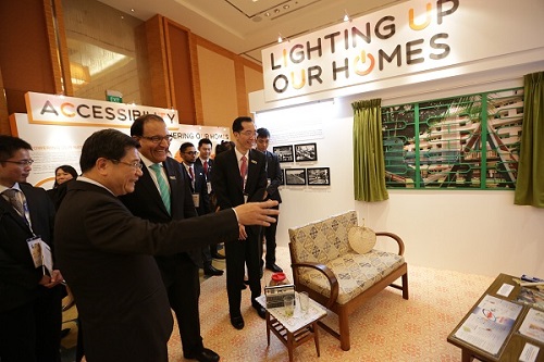 Mr S Iswaran, Minister for Trade and Industry (Industry), touring the Singapore Energy Story Exhibition